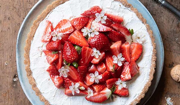 Amaretti-Tart-with-Mascarpone-and-Strawberries-min