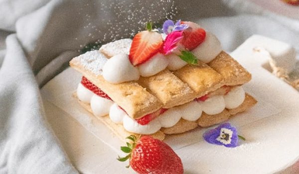 Millefeuille-Cake-With-Puff-Pastries-And-Strawberries-Recipe-Featured-Image-min (1)